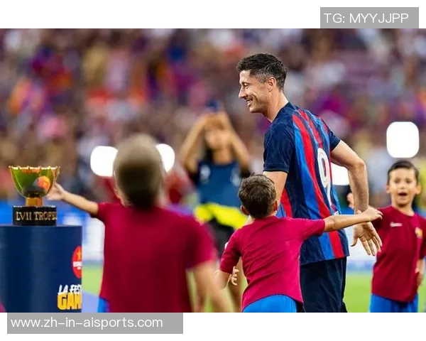 不要首发!不要更衣室位置!西媒曝莱万只想留在巴萨,不续约就退役 不要首发!不要更衣室位置!西媒曝莱万只想留在巴萨,不续约就退役