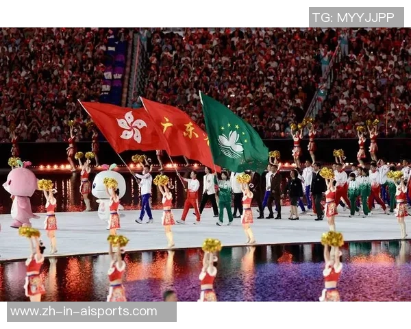 粤港澳三地运动员一起点着主火炬,显示“天海之冠”规划理念：六合人和、同心同向、鼎峙中华